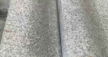 丽江芙蓉白S型拉丝面路沿石