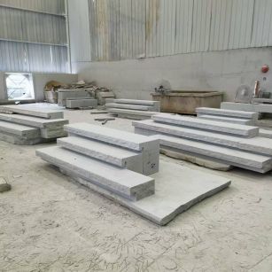 丽江 整石台阶（大面火烧+侧面自然面），出货前厂内拼装