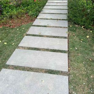 丽江 芝麻黑小区踏步、汀步石铺装效果