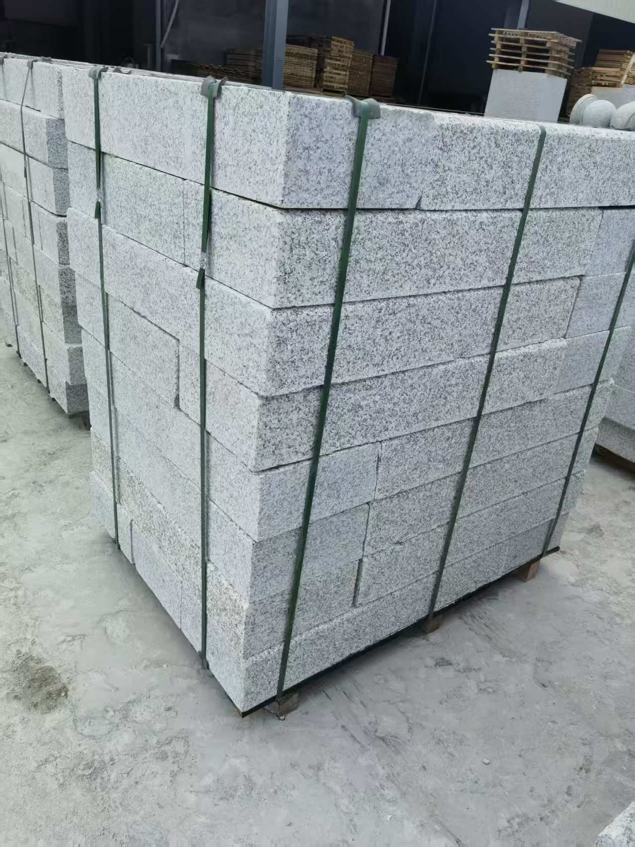 丽江 芙蓉白火烧两面路沿石