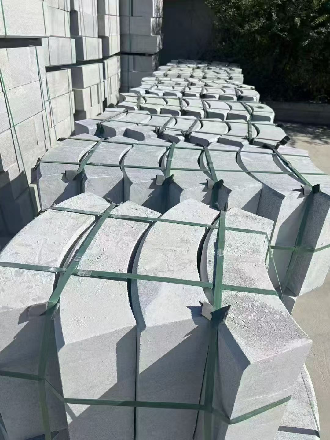 丽江 芝麻灰弧形路沿石
