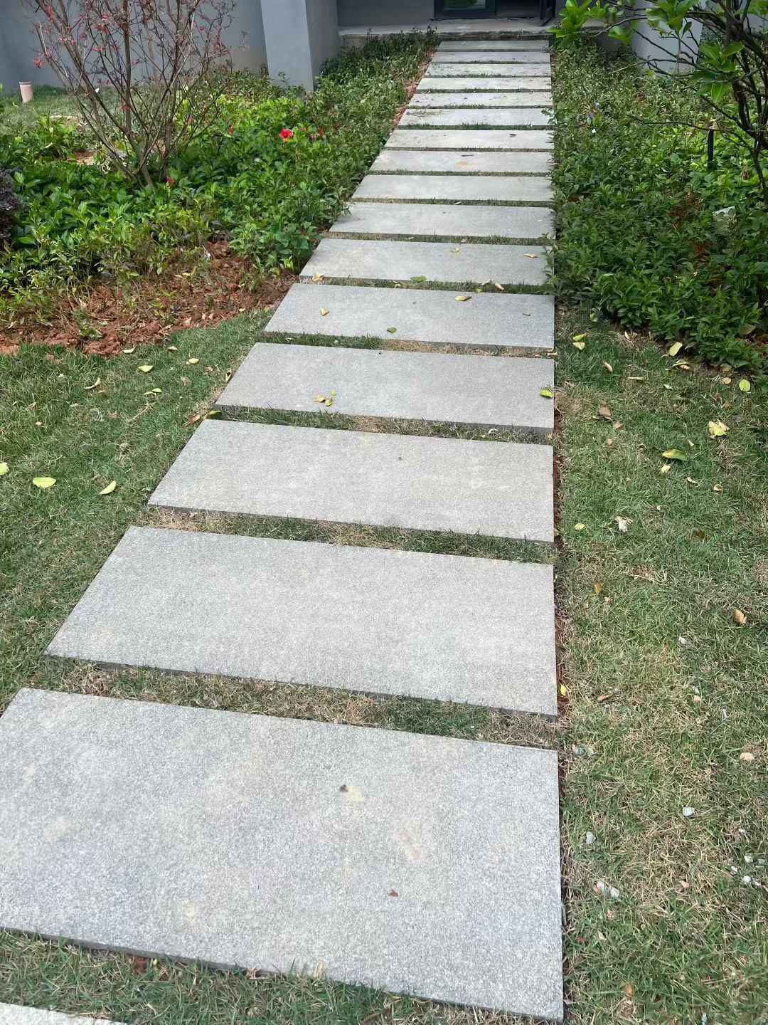 丽江 芝麻黑小区踏步、汀步石铺装效果