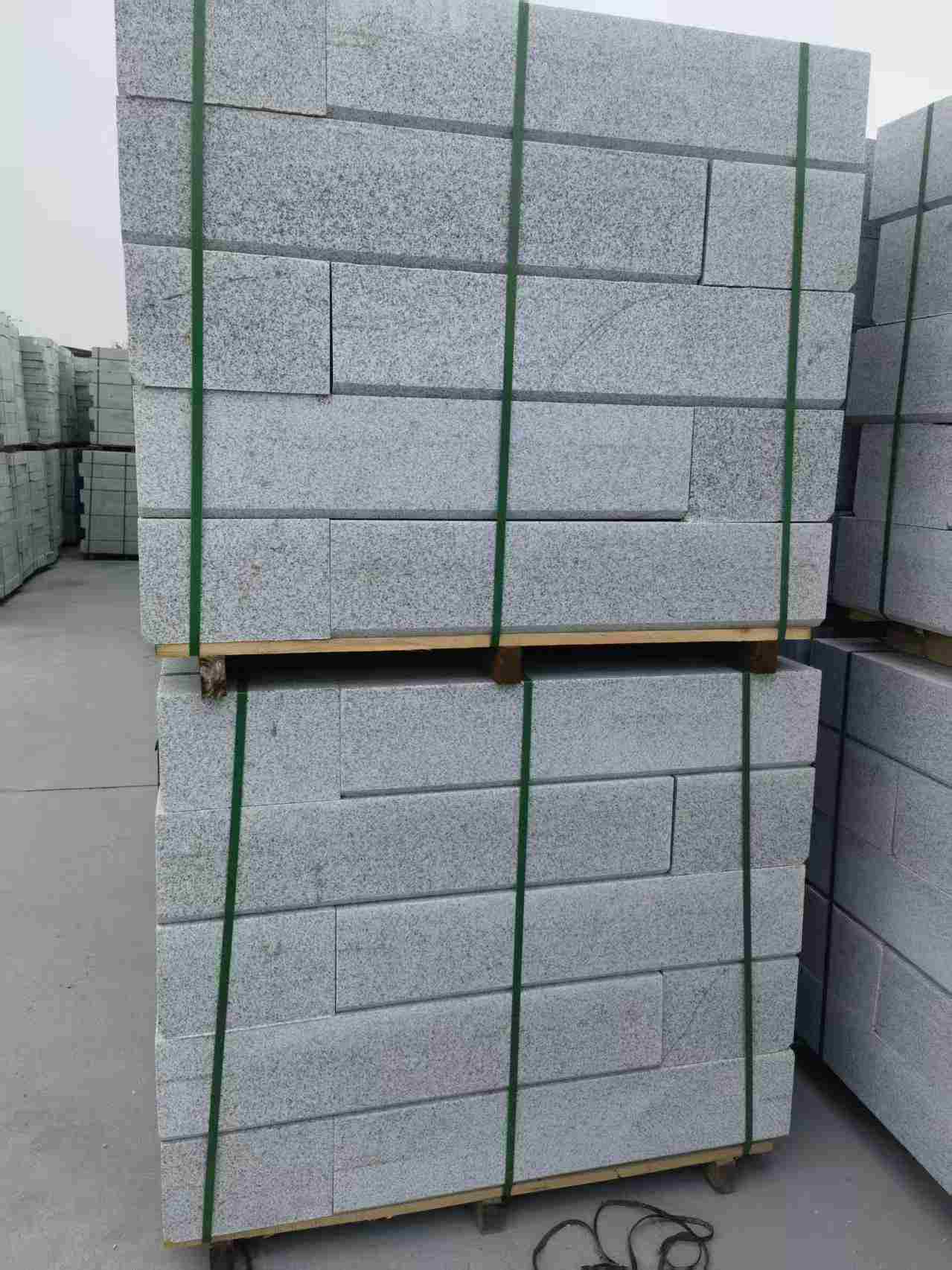 丽江芝麻白路沿石