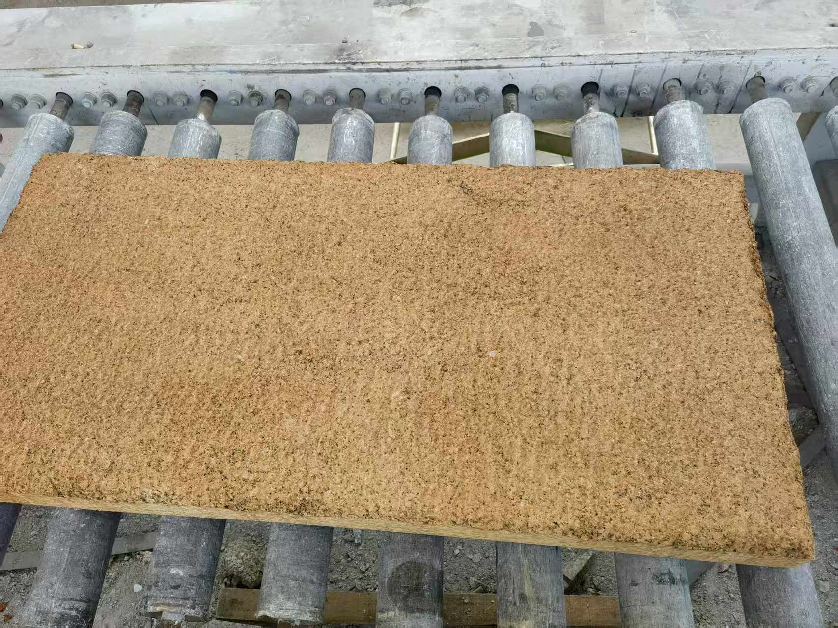 丽江 菠萝面老石板,做旧仿古石,流水线生产加工