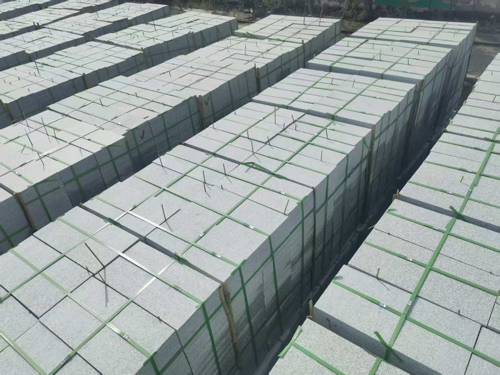丽江 芝麻白1.8公分火烧300*600地铺，清仓大甩卖