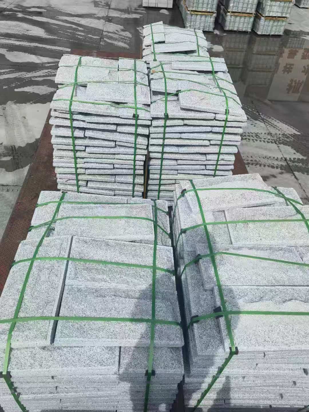 丽江 芝麻白蘑菇石装车出货