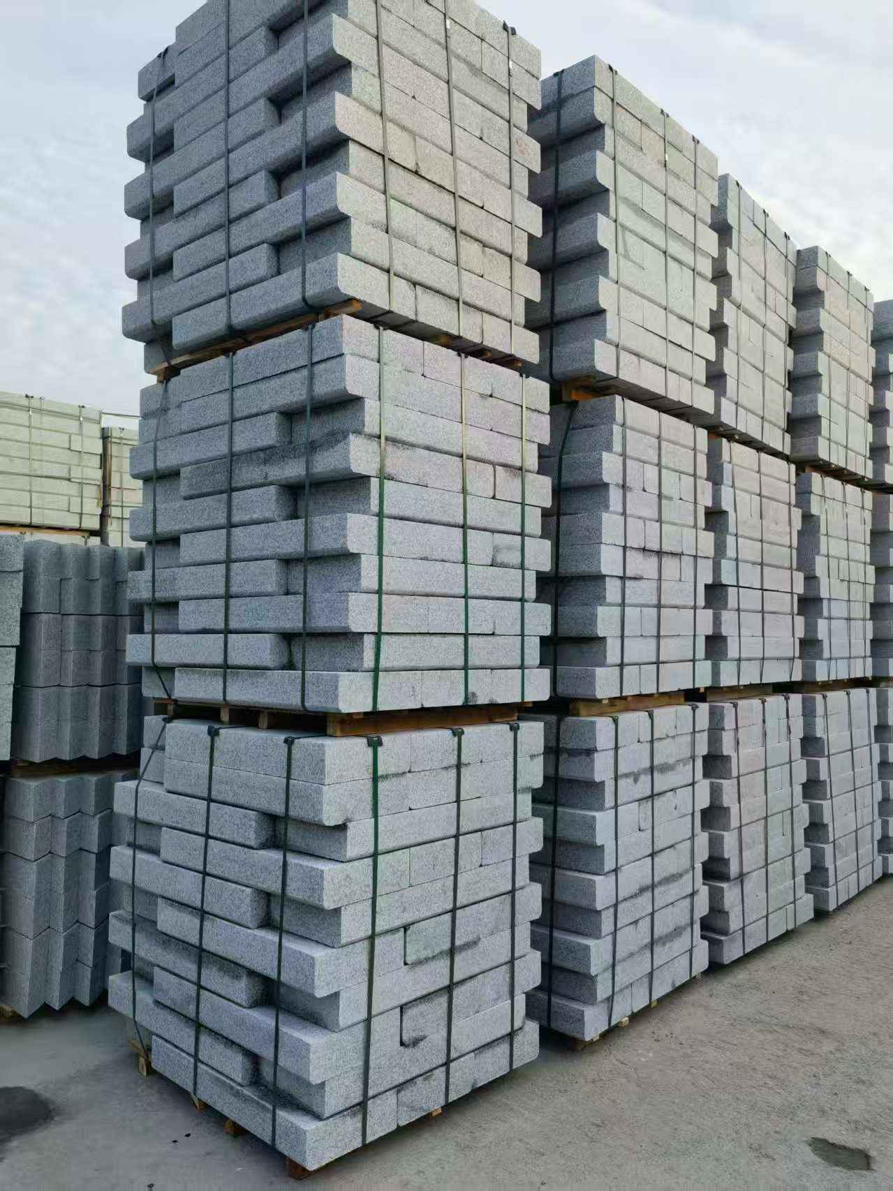 丽江 路沿石（路侧石），颜色一致，尺寸标准