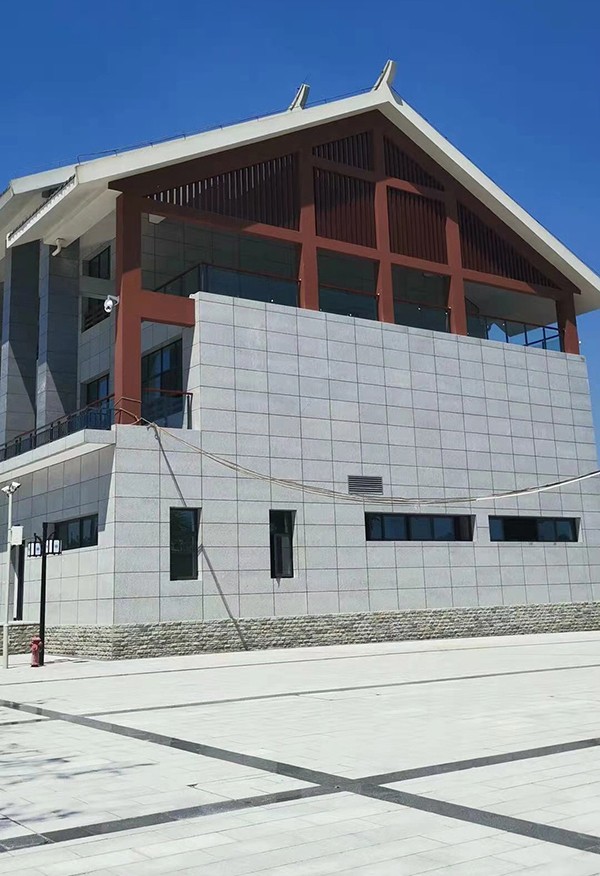 丽江芝麻灰花岗岩在景区地面及墙壁的应用